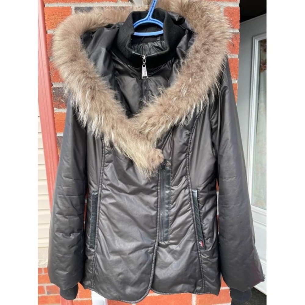 Manteau d’hiver femme long noir coller en vraie fourrure de raton
